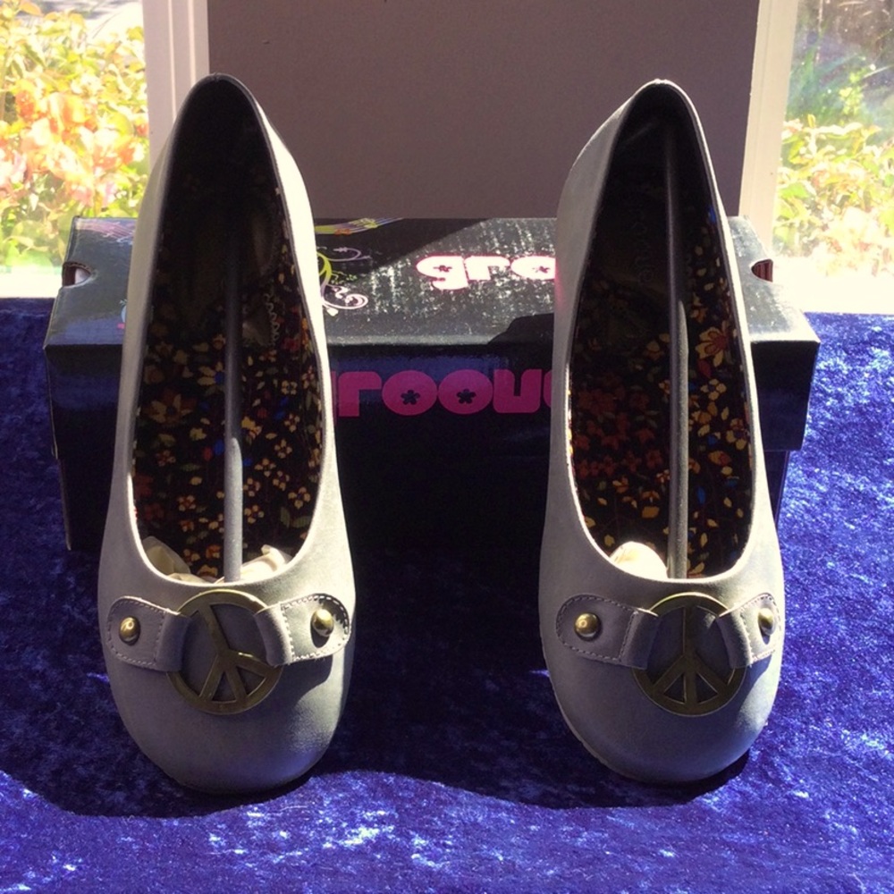 Flats - Picture 1 of 4